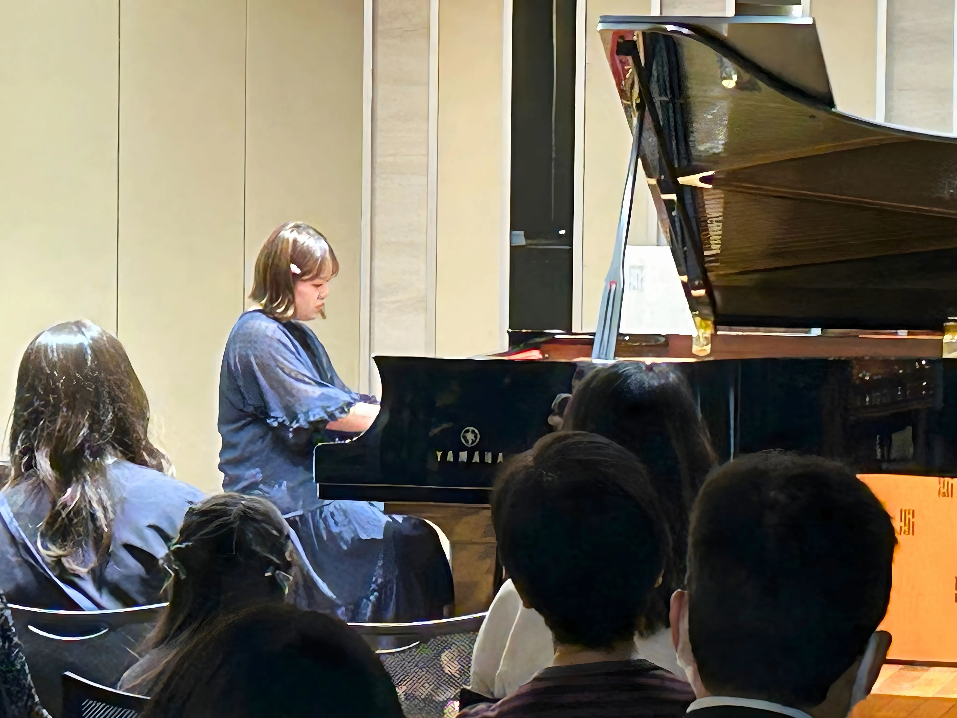 稲沢朋華さん演奏写真